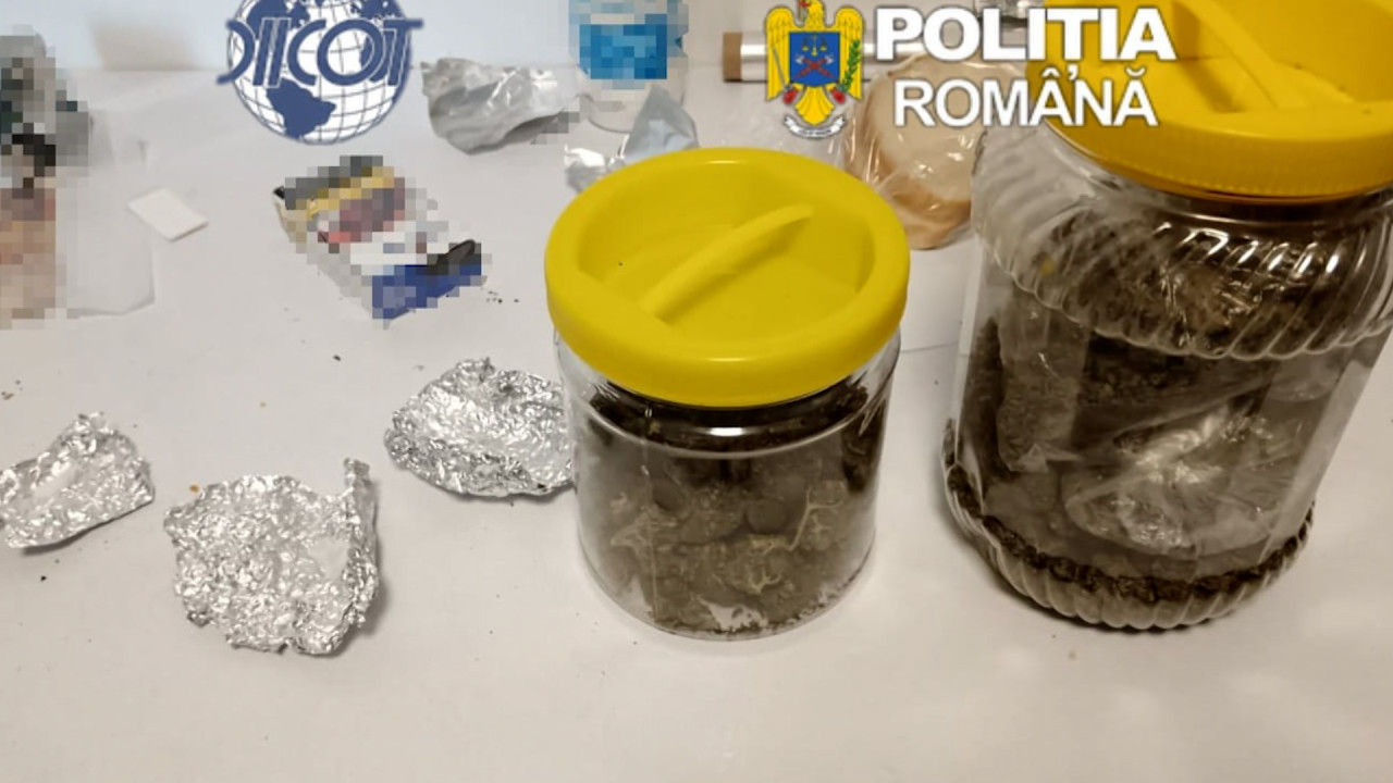 Polițist de penitenciar, prins în flagrant cu 200 grame de cannabis. De 3 ani ar fi fost traficant de droguri