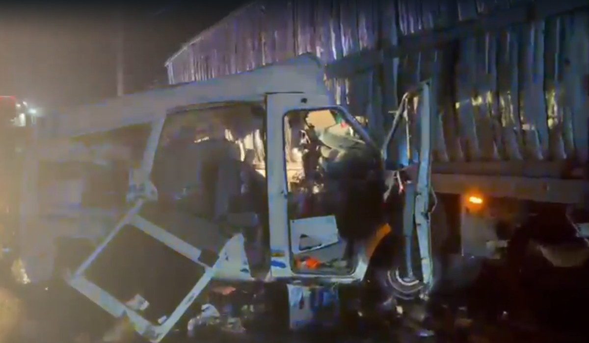 Accident cumplit pe Valea Oltului. Un șofer bulgar a murit după ce microbuzul său a lovit un TIR