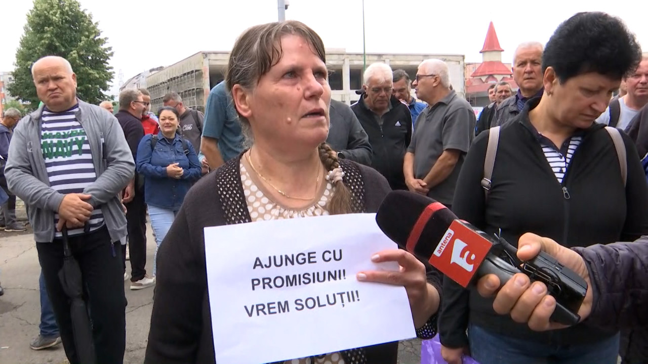Grevă la fabrica de arme din Brașov. Angajații nu și-au primit salariile, dar directorul nu vede o problemă