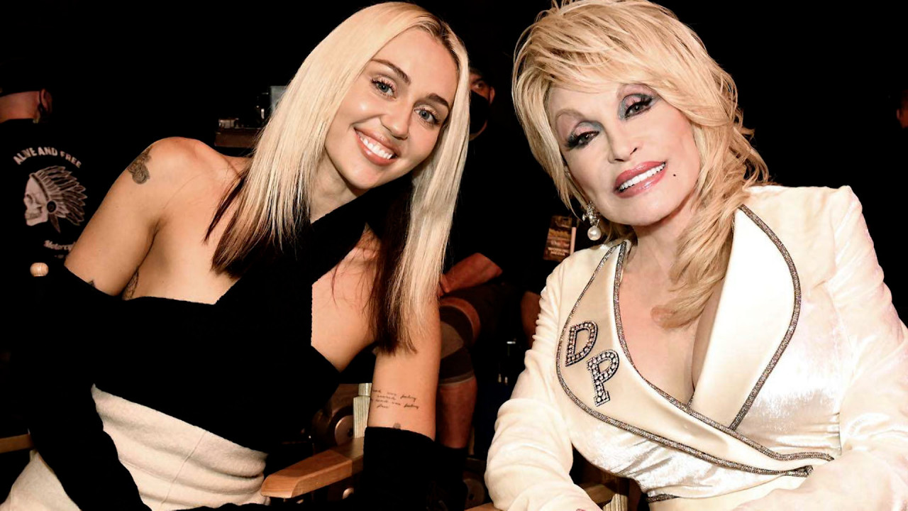 "Vreau să o fac mândră". Omagiu adus de Miley Cyrus lui Dolly Parton, naşa sa