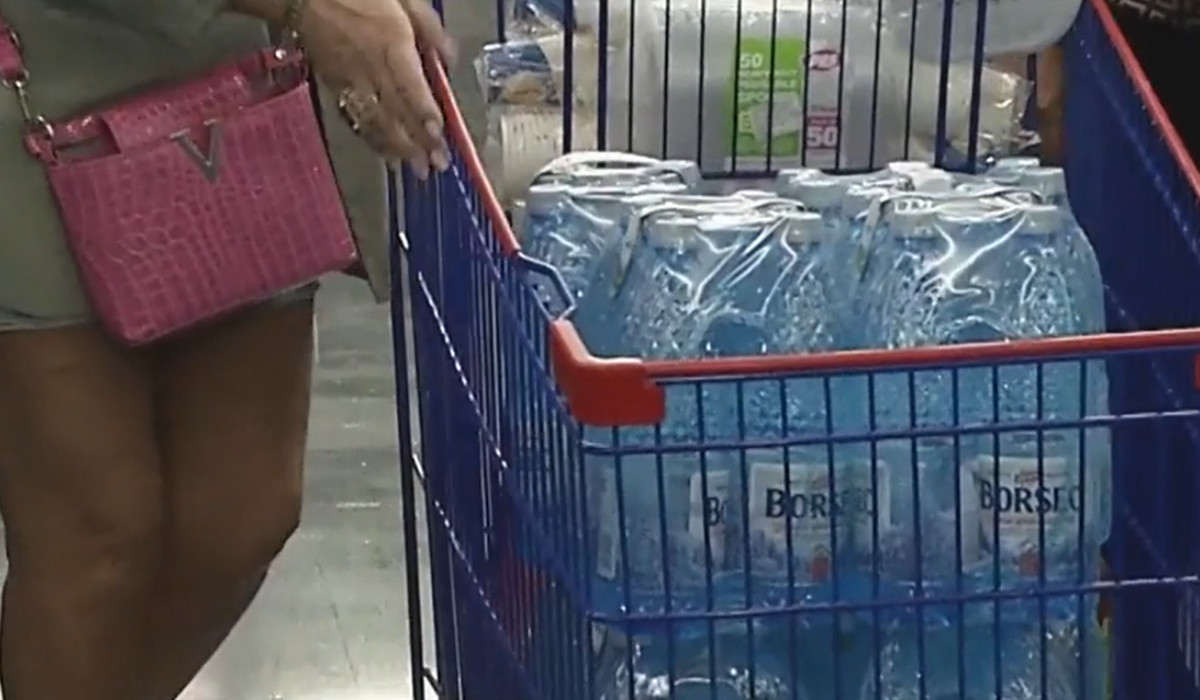 Cât a ajuns să coste o sticlă de apă la 2 litri în România. Italienii o cumpără la jumătate de preț