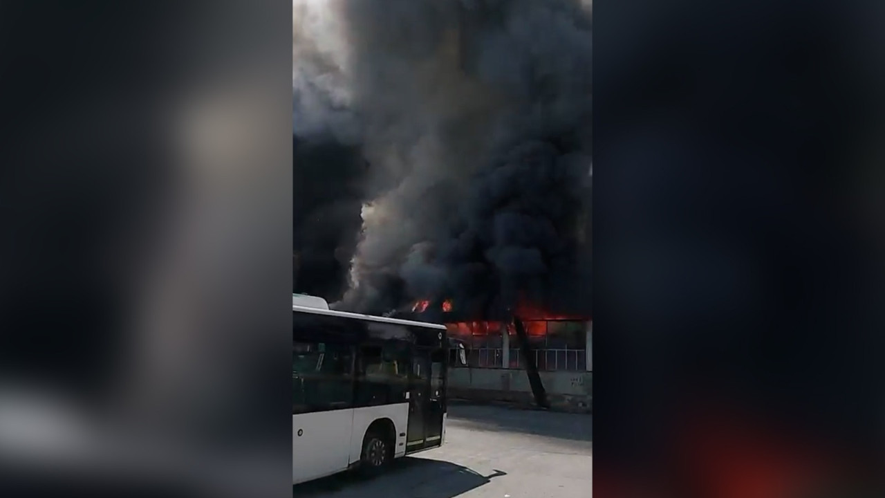 Imagini surprinse cu un incendiu violent care a făcut scrum o hală dintr-un depou STB