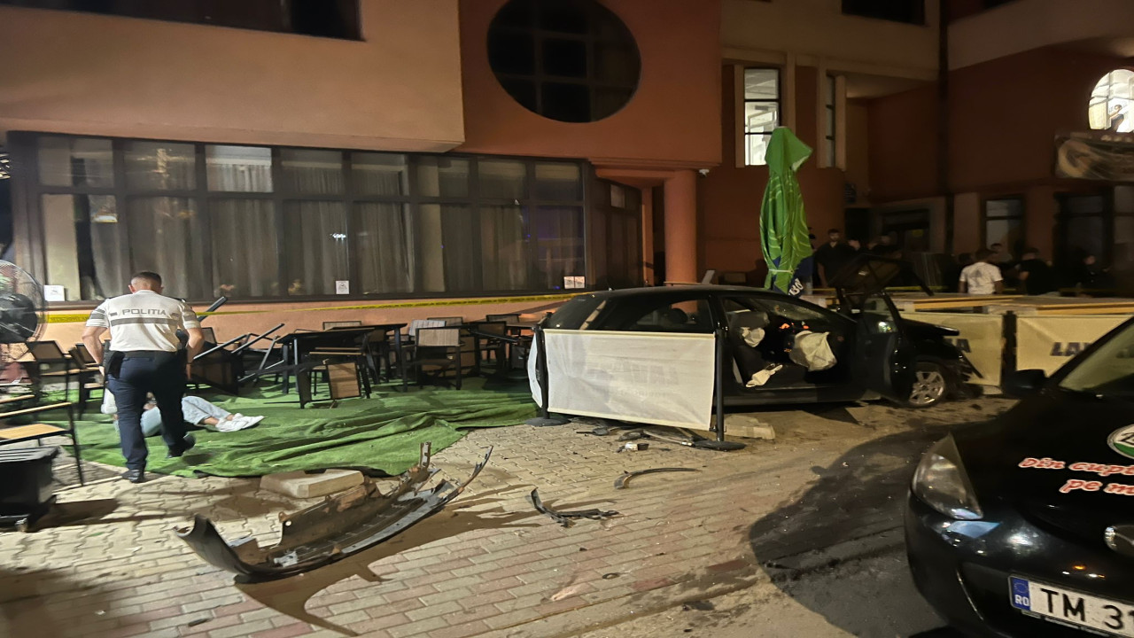 Momentul în care un şofer din Lugoj, băut şi fără permis, loveşte o maşină şi ricoşează într-o terasă