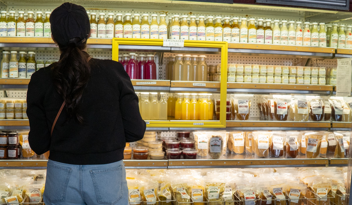 Cum mai fac românii economie la mâncare. Fenomenul de downtrading ia amploare în supermarketuri