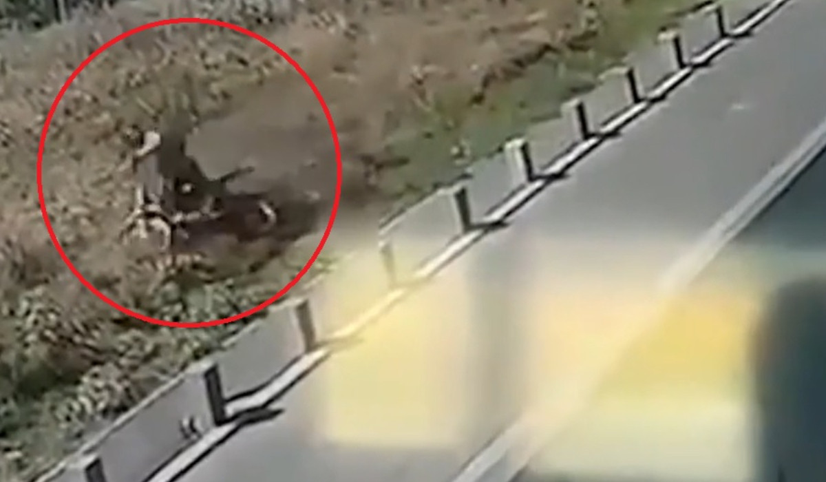 Momentul în care un motociclist se răstoarnă pe câmp, cu poliția pe urme. S-a ales cu dosar penal