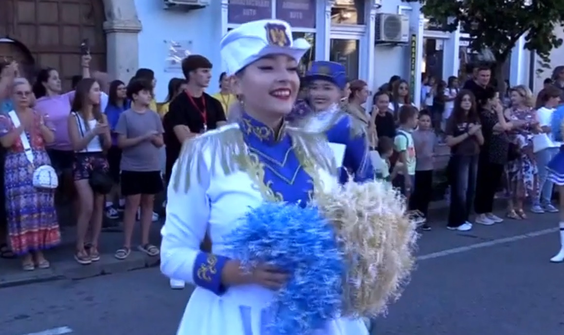 România, gazda Campionatului European de majorete. Urmează două zile de coregrafii, sincron și emoții