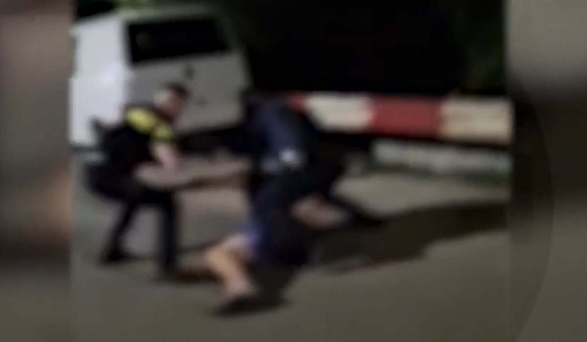 "Trage mă, trage". Scandal în miezul nopții la Faraoani. Un polițist a fost lovit, iar colegul său a scos arma