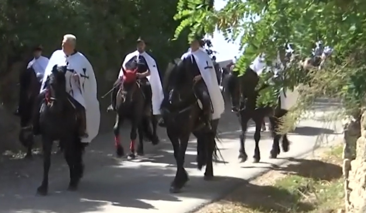 Locul din România în care străzile au fost luate cu asalt de "cavalerii teutoni" ca acum sute de ani 