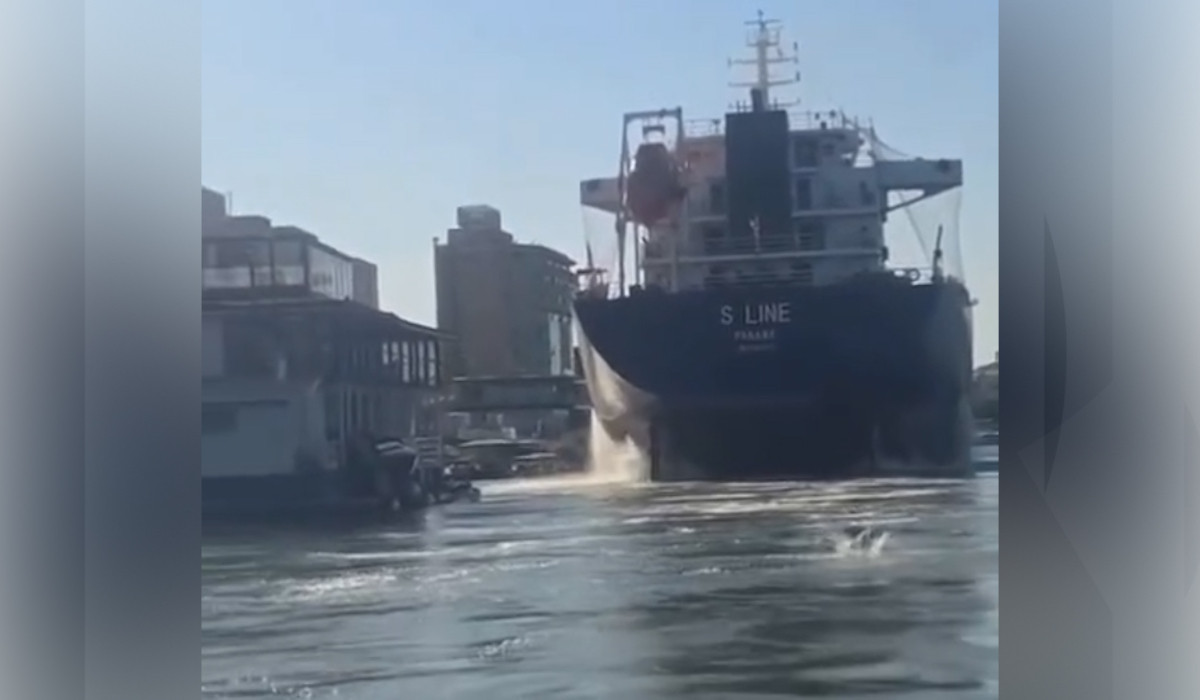 Incident naval în Tulcea. O navă de mari dimensiuni a lovit pontoane şi ambarcaţiuni. Momentul, filmat