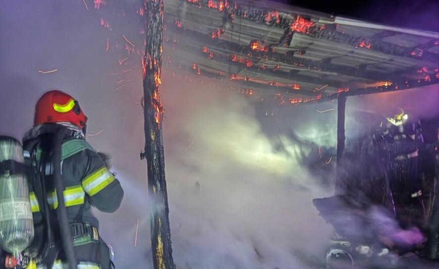 Incendiu în Vâlcea. Un adult și un copil, găsiți carbonizați după ce locuința le-a fost cuprinsă de flăcări