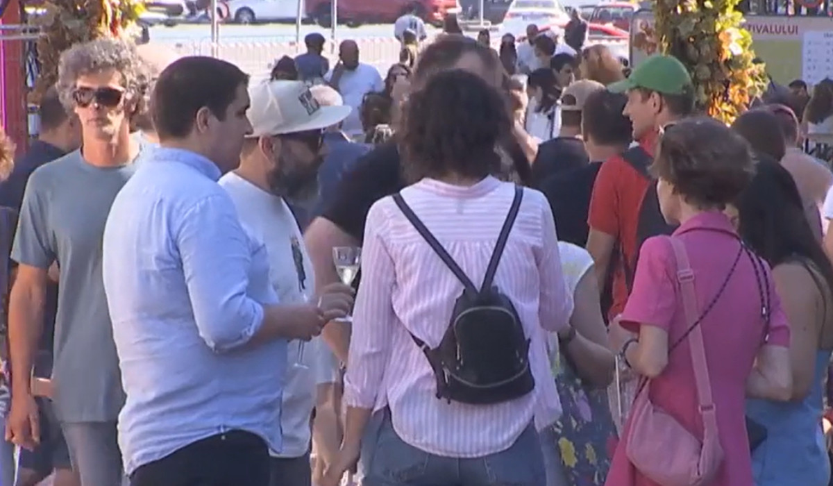 Licoarea rară pentru care românii plătesc şi 2.000 de lei pe sticlă. Este produsă într-o singură ţară din lume