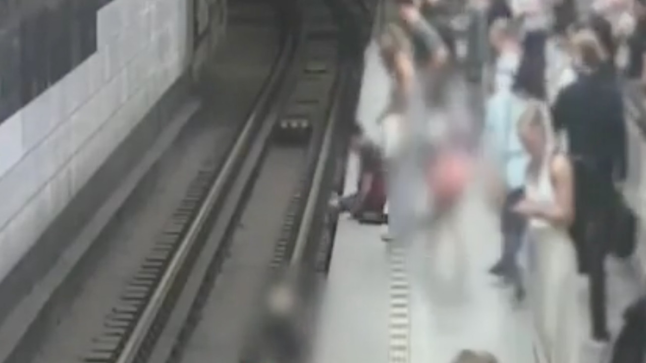 Momentul în care un copil de 7 ani cade la metrou, chiar înainte de sosirea trenului. Un călător sare după el