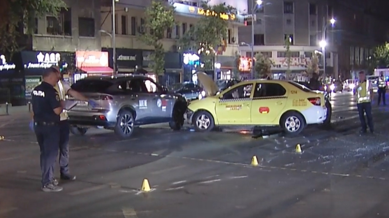 Accident cu 4 mașini în zona Universitate din București. Un șofer a intrat pe banda pentru autobuz