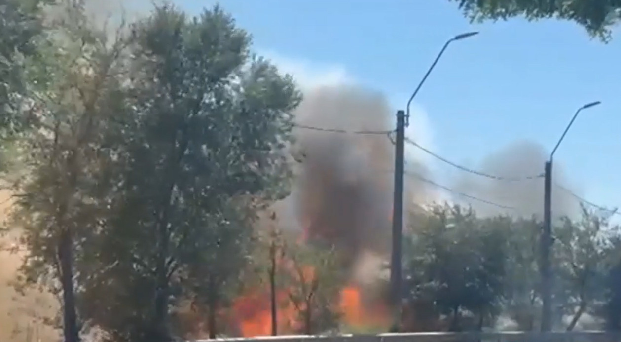 Flăcări de 2 metri lângă DN 22B, spre Brăila. Pompierii au luptat 3 ore cu incendiul de vegetaţie