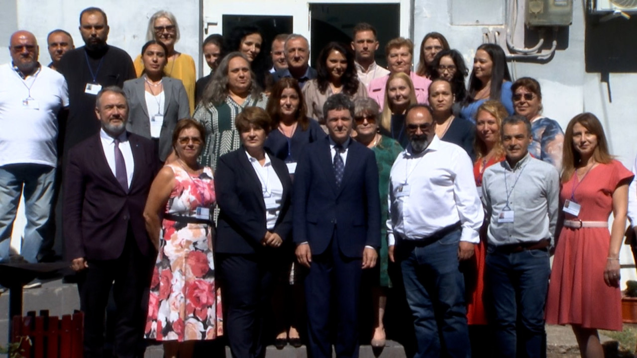 Nicușor Dan le-a dat o problemă de matematică elevilor din Curcani, la deschiderea anului școlar