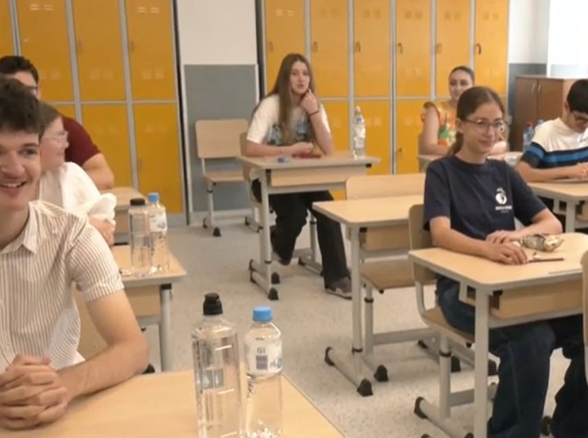 Școala începe, problemele rămân: zeci de unități din România au încă toaleta în curte, altele sunt în șantier