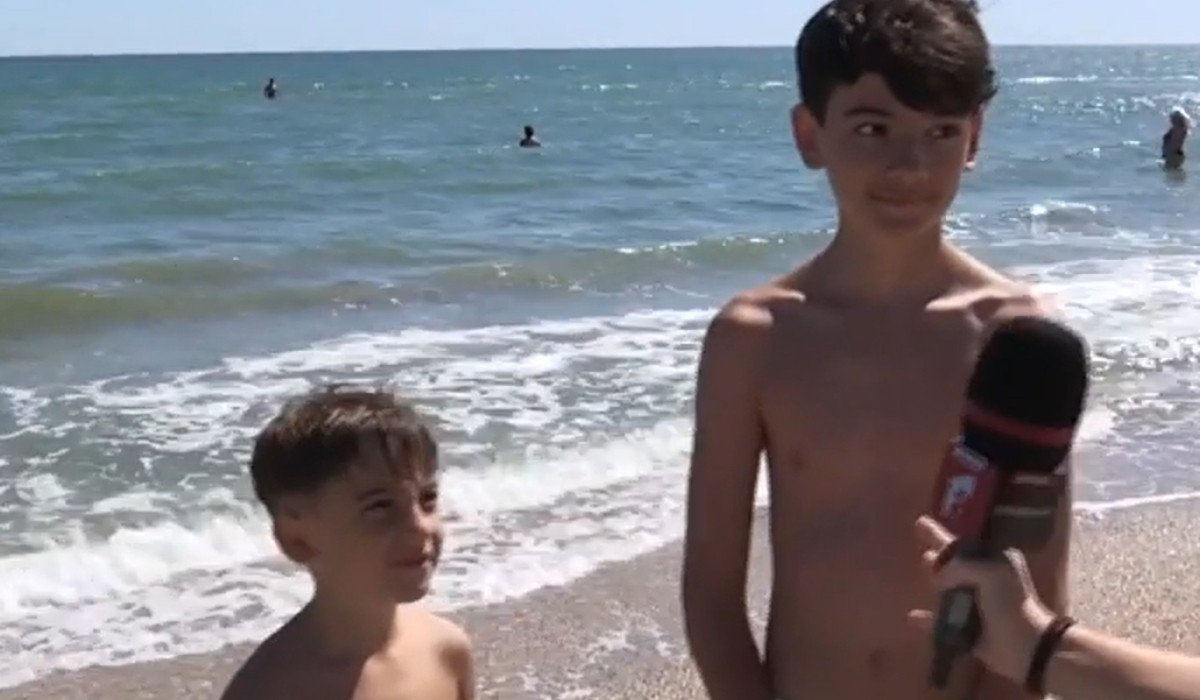 Clopoțelul a sunat, dar copiii sunt tot la mare. Ce i-a convins pe părinți să prelungească vacanța