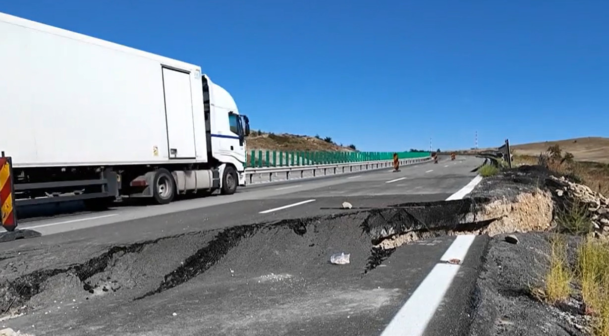 Autostrada de peste 90 de milioane de euro se crapă din nou. Diferența de nivel depășește un metru