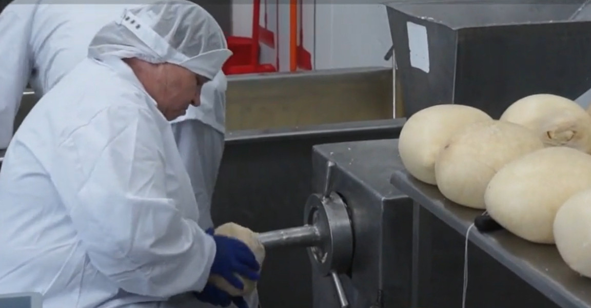 Preparatul românesc care a cucerit Europa. Este "ambalat" în vezici de porc și costă 30 de lei kilogramul