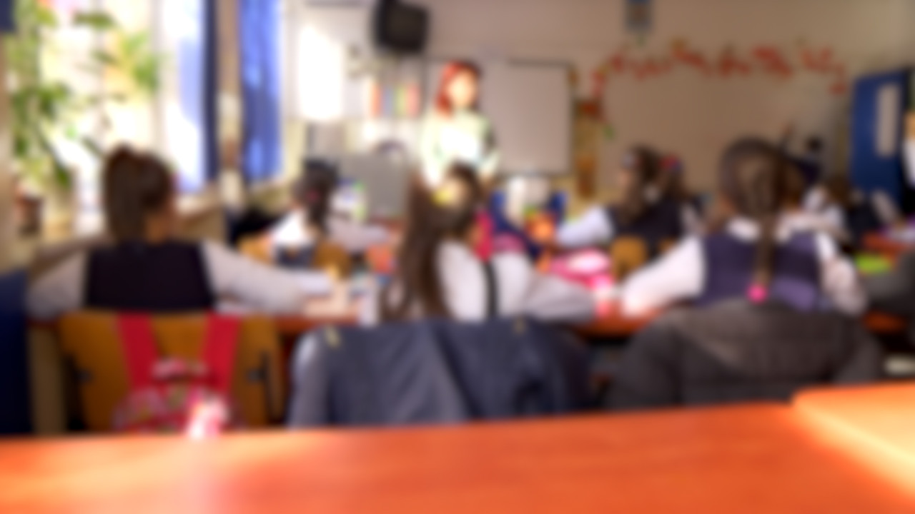 Profesor acuzat că ar fi încercat să racoleze sexual un minor, la catedră în două școli din Brașov