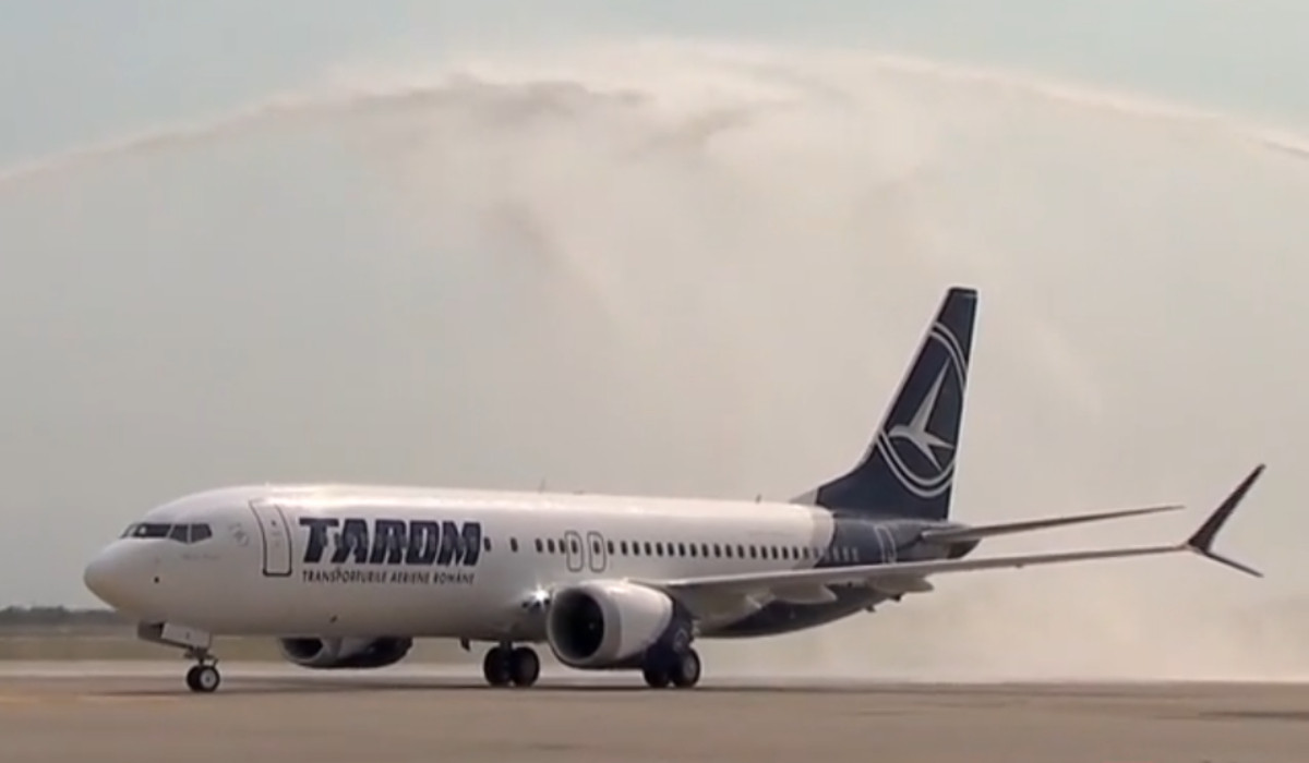 Avionul "Mircea Lucescu" a ajuns la Otopeni. Este primul Boeing nou cumpărat de TAROM în 20 de ani