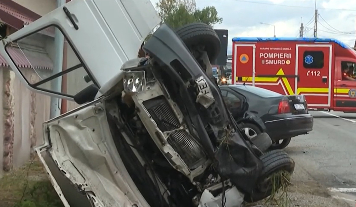 Accident cu 6 răniți pe centura Bistriței. Un microbuz s-a răsturnat, iar o mașină a fost aruncată de pe șosea