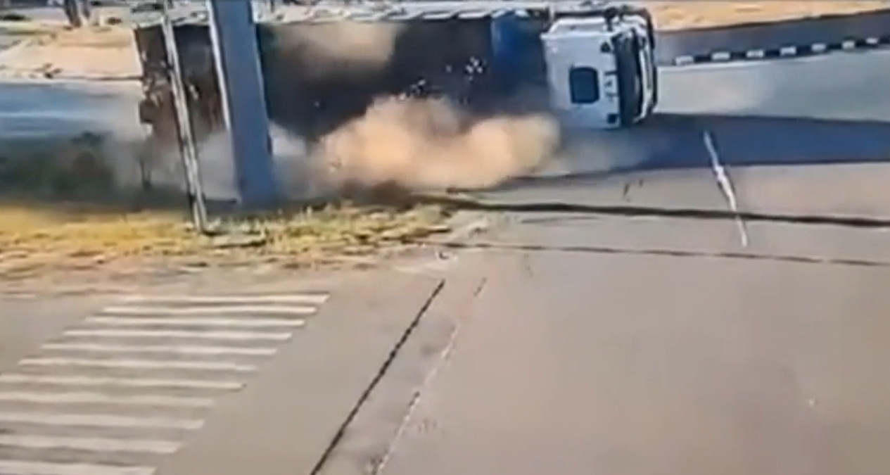 TIR încărcat cu deșeuri, răsturnat într-un sens giratoriu la ieșirea din Timișoara. În ce stare e şoferul