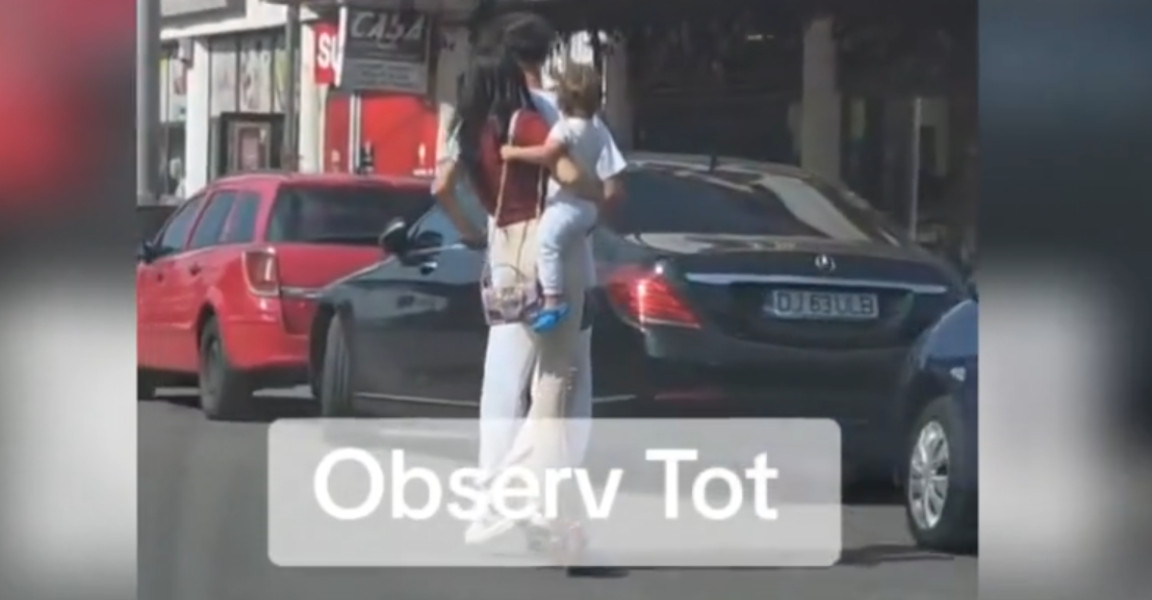 O familie întreagă, filmată pe trotinetă în Mehedinți Tatăl conducea, iar mama își ținea cu o mână copilul