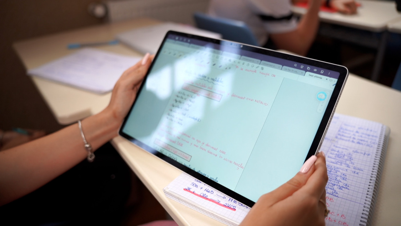 Elevii de clasa a 9-a, fără manuale, dar cu programă nouă. Reacția Ministerului Educației