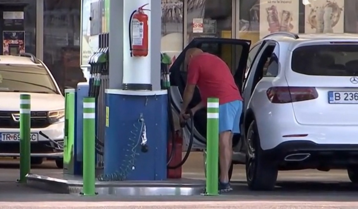 Noi scumpiri la pompă. Cât plătesc șoferii din Capitală față de anul trecut