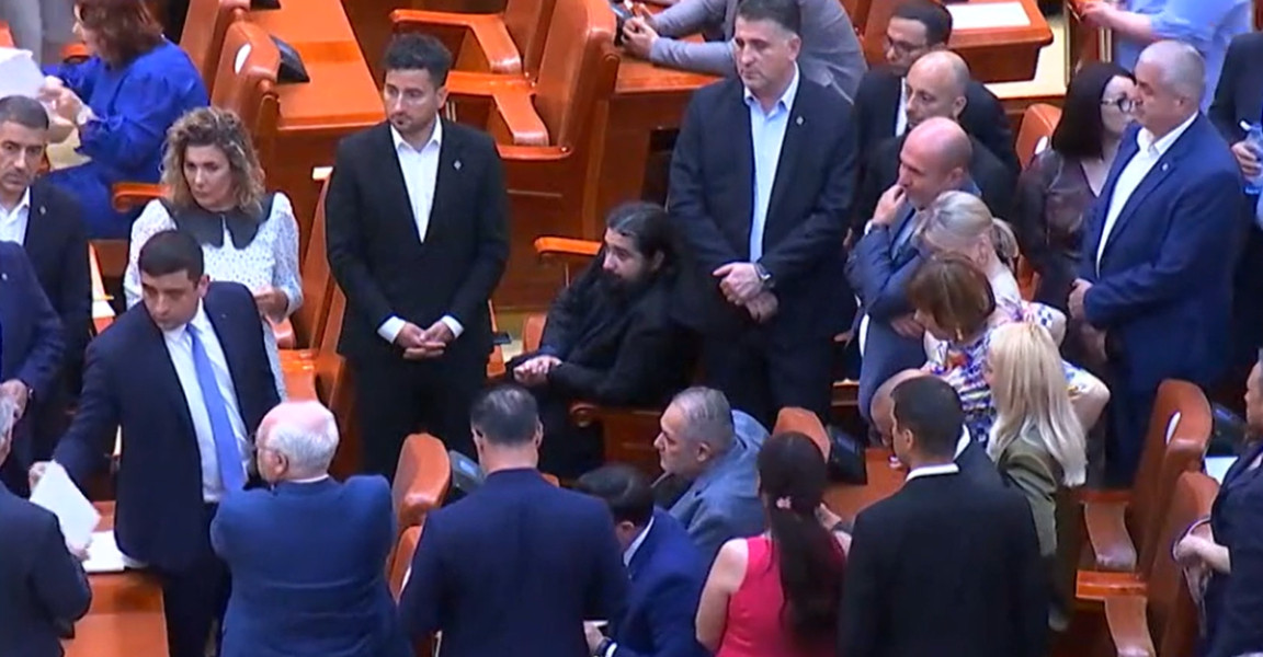 Guvernul lui Siegfried Mureșan, în impas. AUR invită PSD la negocieri pentru formarea unei majorități