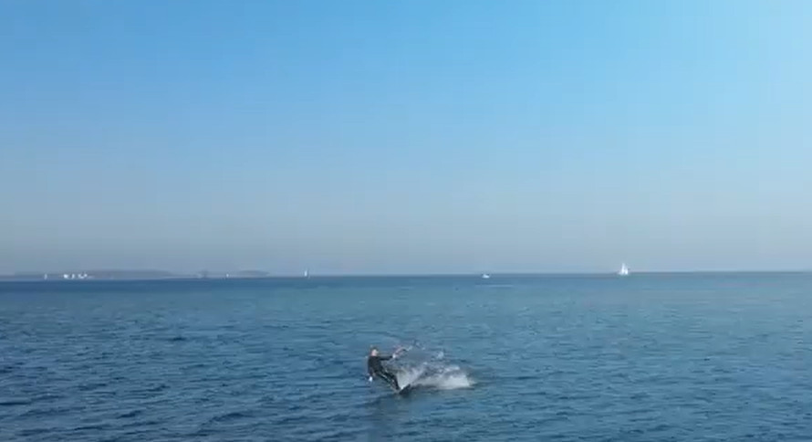 Spectacol pe apă la Constanţa. Cei mai buni rideri se întrec la kitesurfing. Cât costă să înveţi acest sport
