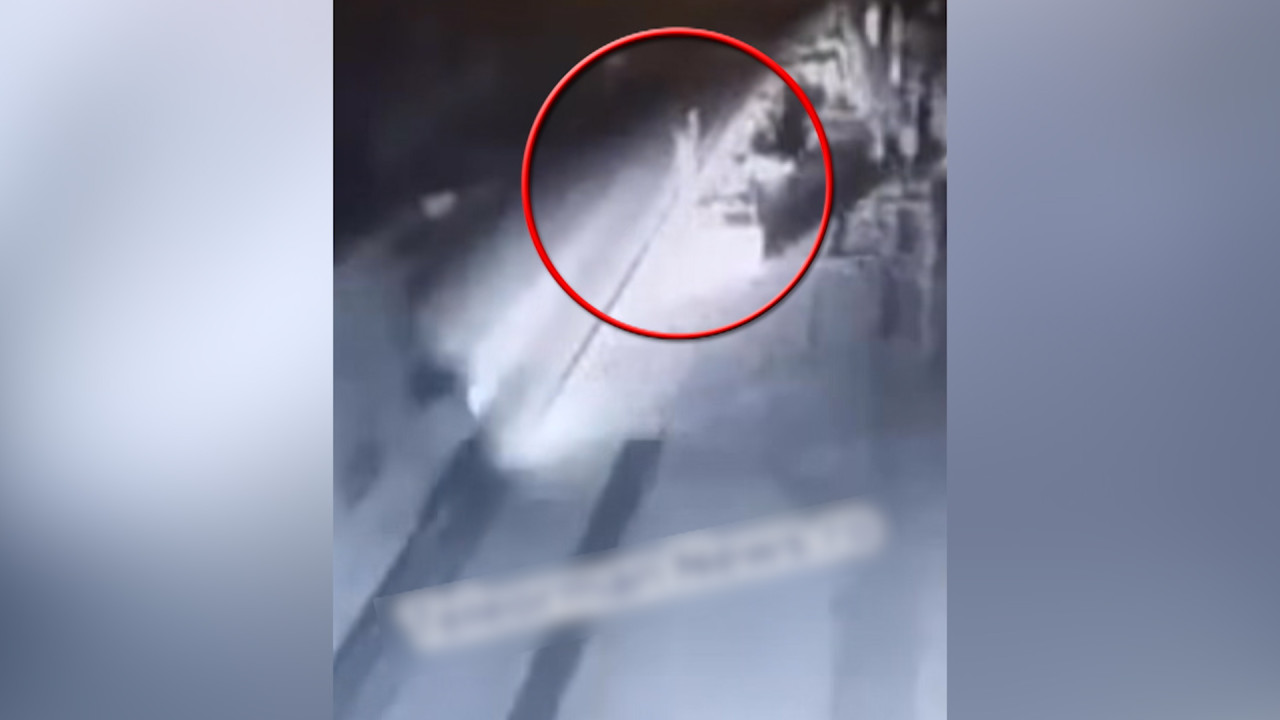 Momentul în care o fată, cu fratele în brațe, este lovită de o dubă pe marginea unui drum din Teleorman