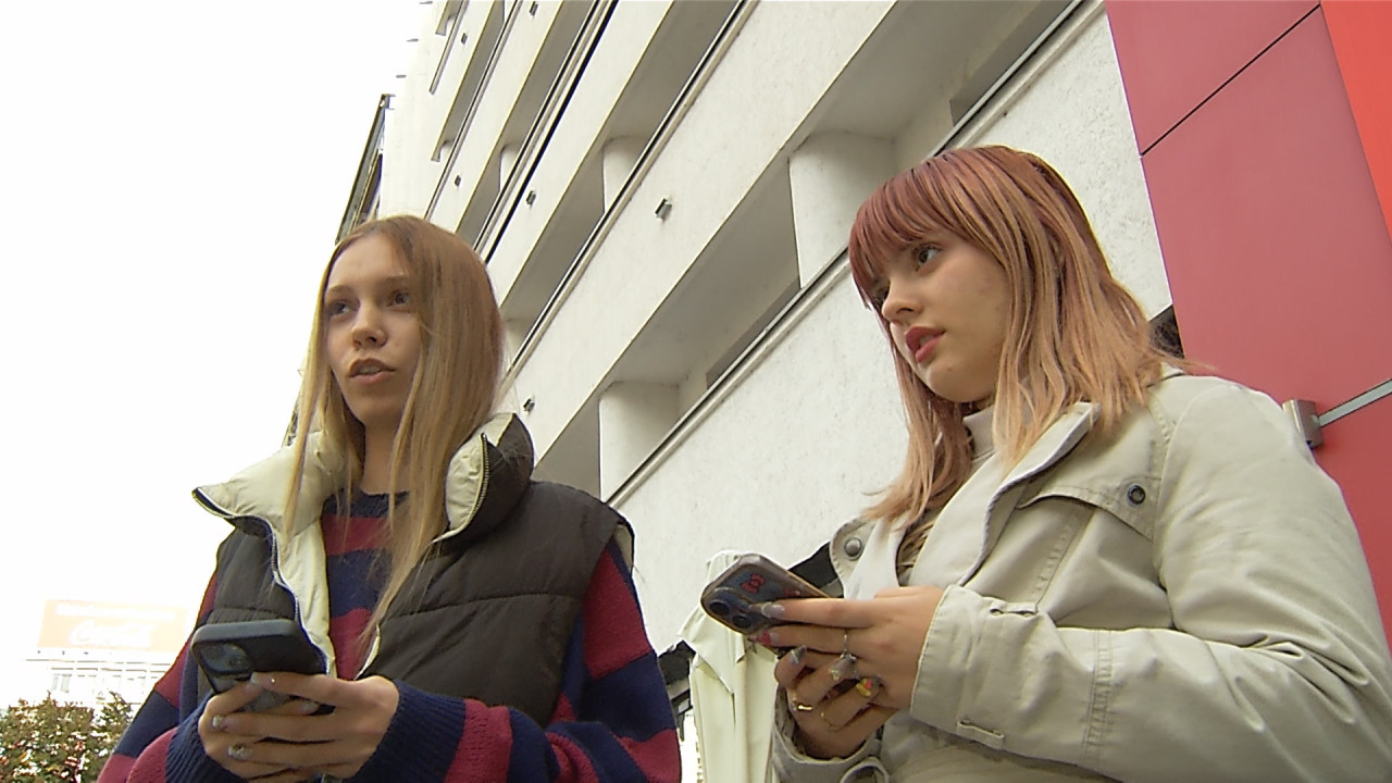 O elevă din Italia și-a dat părinții în judecată pentru că îi verificau telefonul Ce spune legea în România