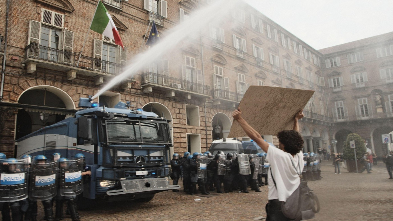 Mii de elevi au ieșit în stradă în Italia, după modelul Franței și Spaniei. Protestele au degenerat la Torino