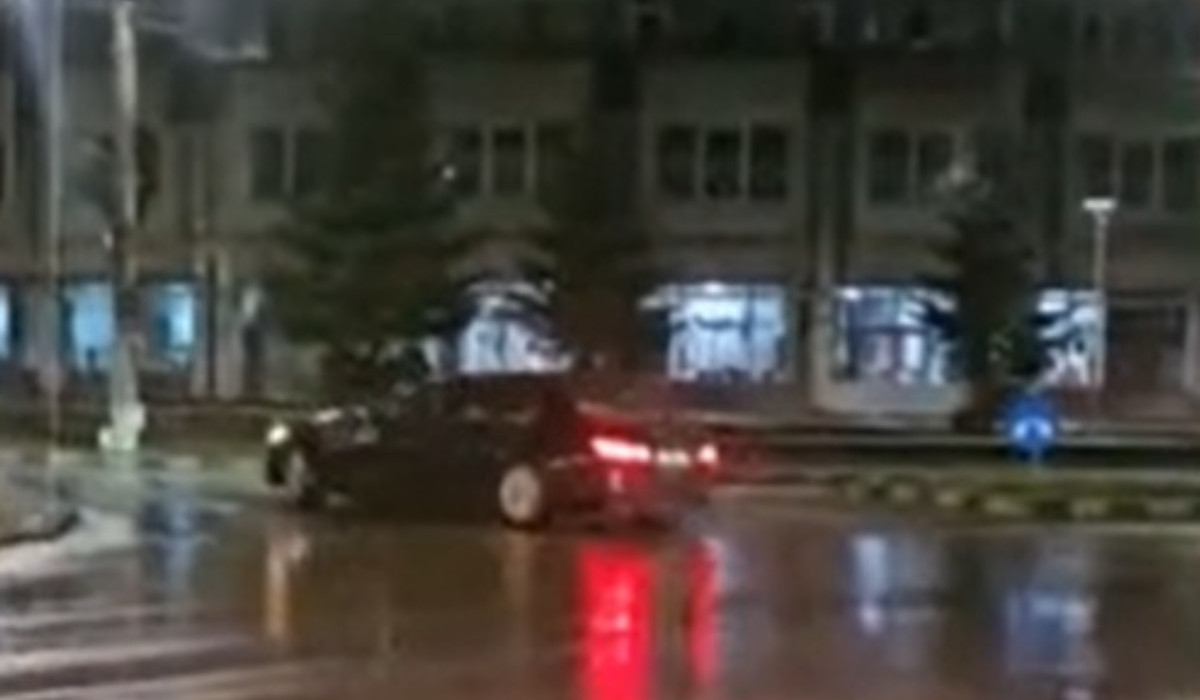 Momentul în care un tânăr face drifturi ca-n filme într-un sens giratoriu din Suceava. A plătit "spectacolul"