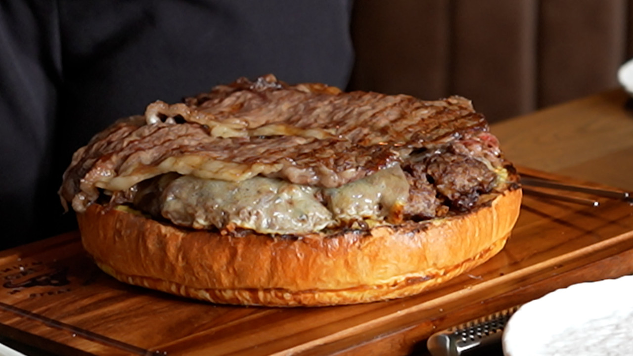 Un burger cât o mașină second-hand. De ce costă atât de mult ...