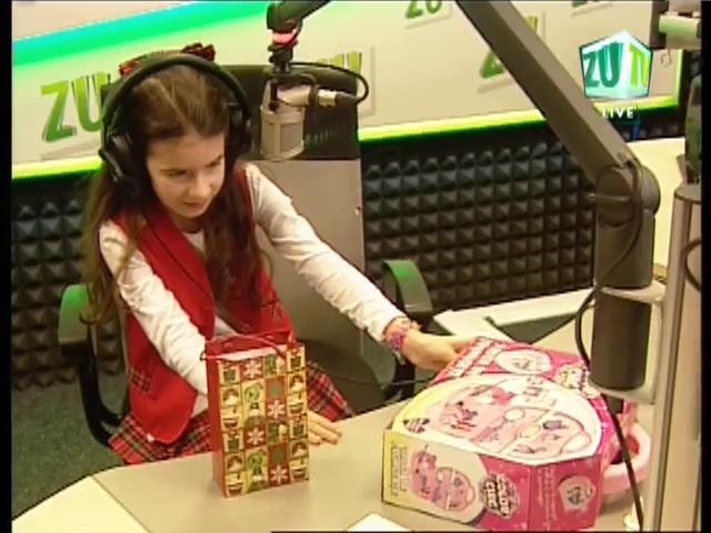 Daria primeşte cadouri de Moş Crăciun la Morning ZU