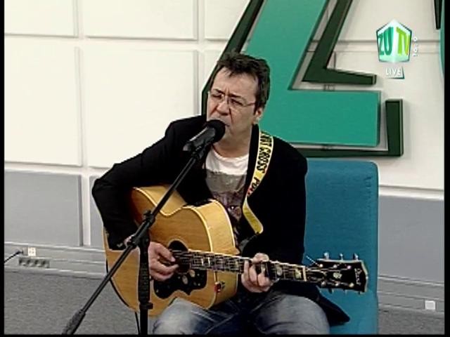 Florin Chilian canta ''Zece'' live in studio