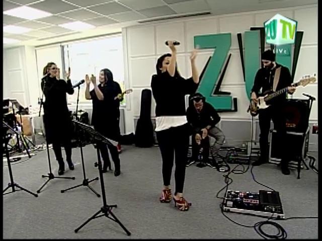 Andra canta un colaj de melodii populare live la ZU