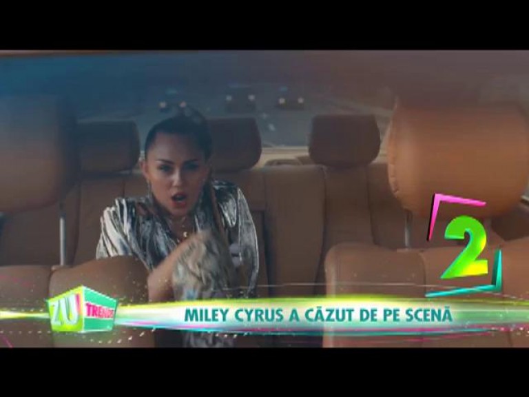 Miley Cyrus a căzut de pe scenă